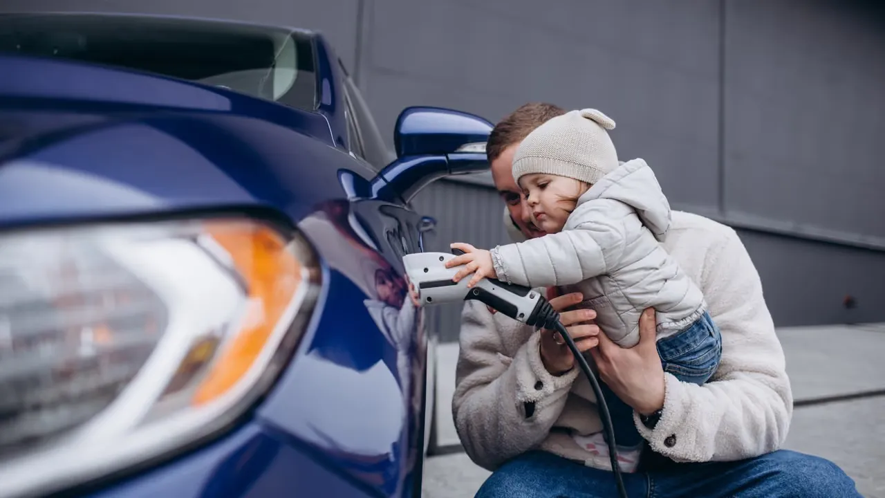 Så laddar du elbilen smart och säkert